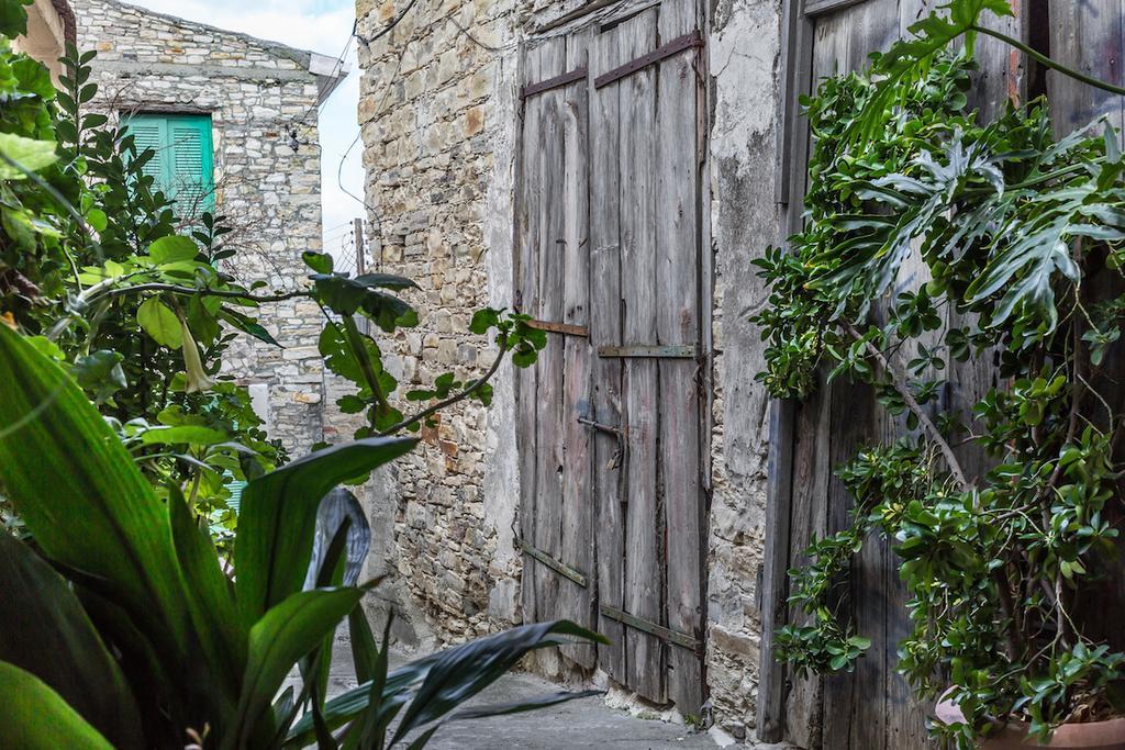 Redblue Door Two Traditional Listed Houses 파노레프카라 외부 사진